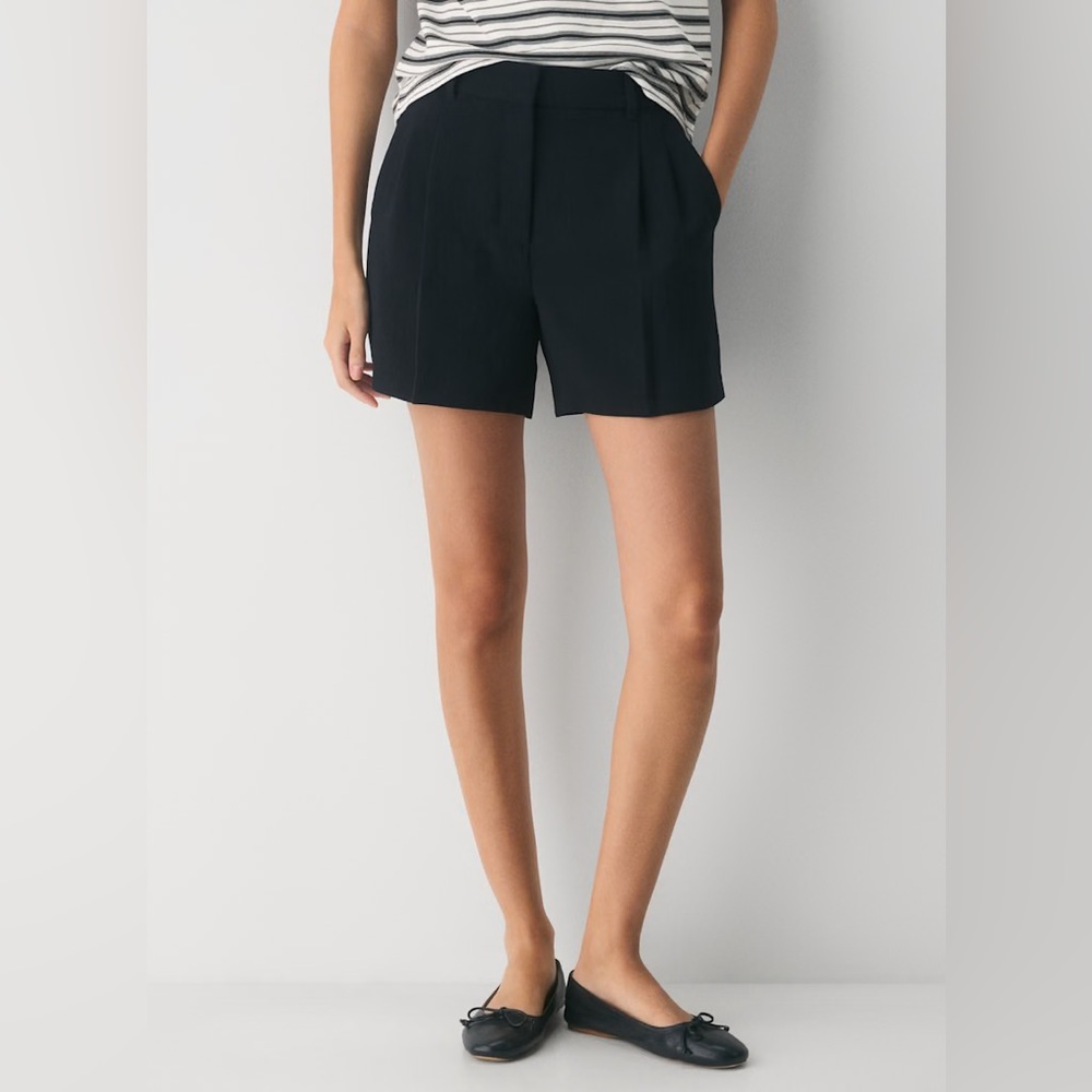 Aritzia Effortless Shorts in Black Crepe